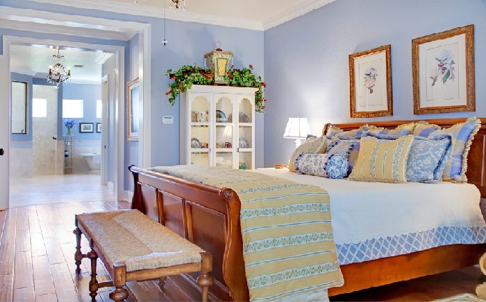 Если вам по душе светлые, воздушные, нежные и лавандовые оттенки — спальня в стиле прованс будет отличным вариантом.