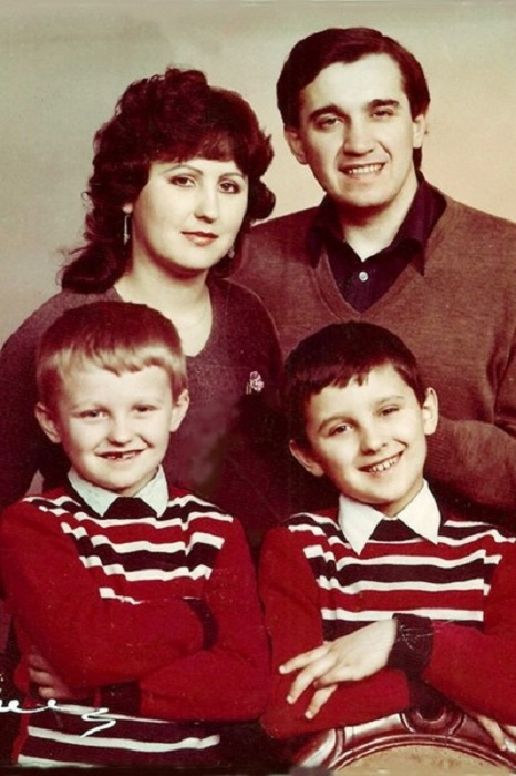 Назарий Яремчук с женой и сыновьями.