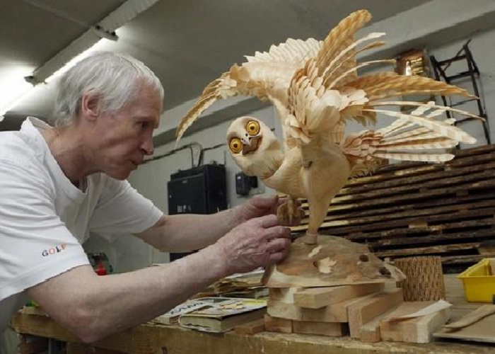 Процесс создания трехмерных скульптур из кедровых стружек.