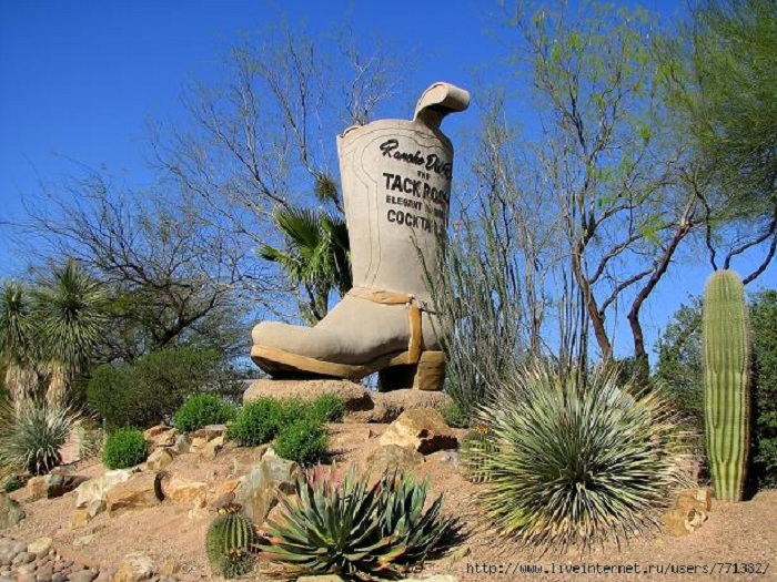 Памятник сапогу в Аризоне. США.