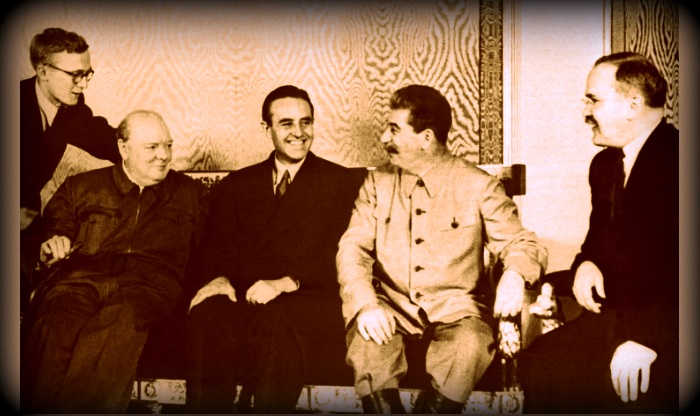 Переговоры в Кремле 12 августа 1941 года. Справа налево: Вячеслав Молотов, Иосиф Сталин, представитель президента США в СССР Аверелл Гарриман, Уинстон Черчилль. 