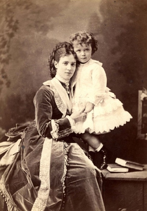 Императрица Мария Федоровна с сыном Николаем – будущим императором Николаем II