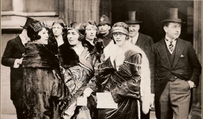 Фото 1924 года. Графиня Надежда Михайловна де Торби, в замужестве маркиза Милфорд-Хейвен (на фото слева) в тиаре – кокошнике с рубинами.