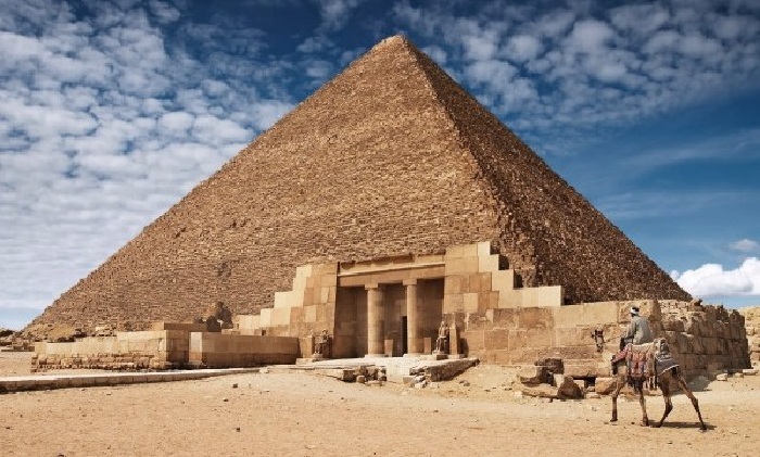 Египетские пирамиды над усыпальницами фараонов.