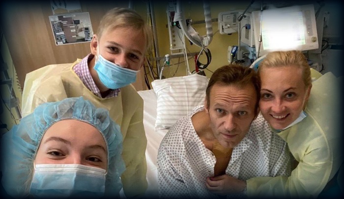 Навальный с женой и детьми в клинике Шарите. Кадр из фильма.