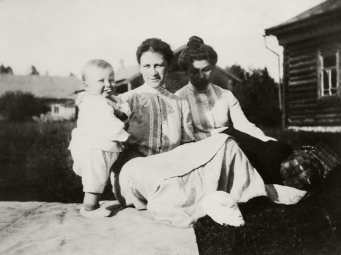 Групповое фото. Юлия с сыном Кириллом. 1904 год. Кустодиев Борис Михайлович.