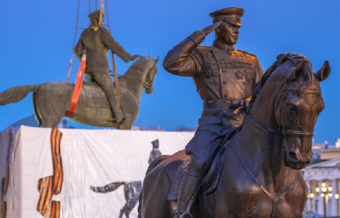 Установка нового памятника маршалу Георгию Жукову на Манежной площади, 20 марта 2020 года.