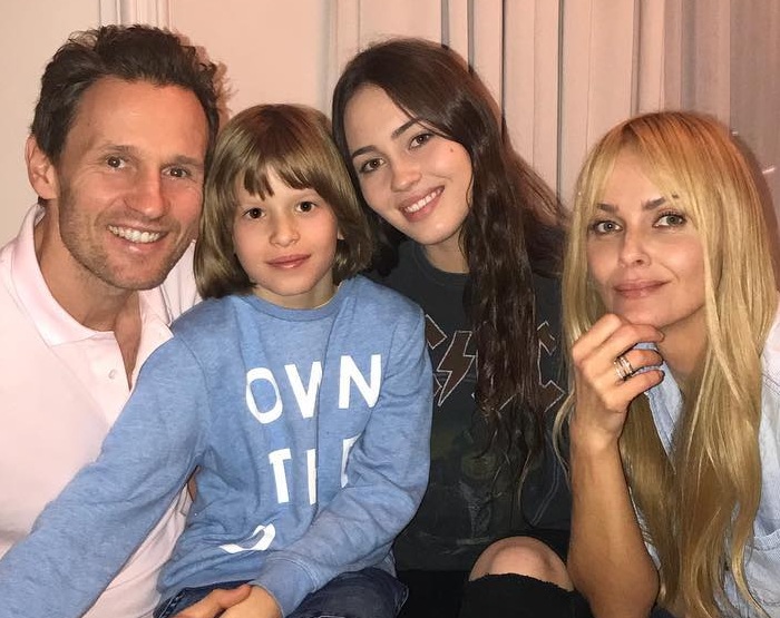 Изабелла Скорупко  с бывшим мужем Мариушем, их дочерью Джулией и сыном актрисы Яковом. Фото 2017 года.