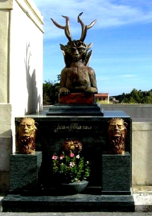 Надгробие Жана Маре на Старом кладбище в Валлорисе. (Фигуры, установленные на могиле, отлиты по его скульптурам.)