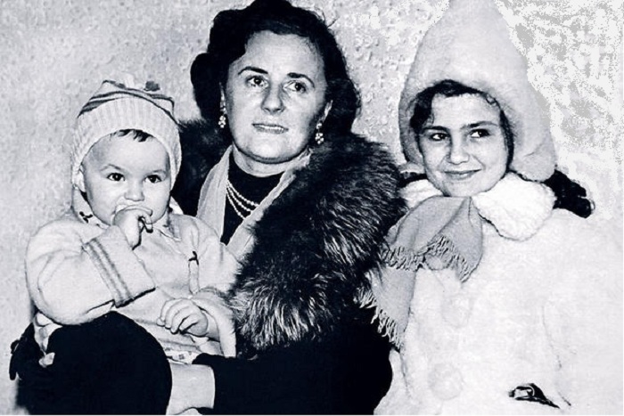 Марина Глебова с дочерями.
