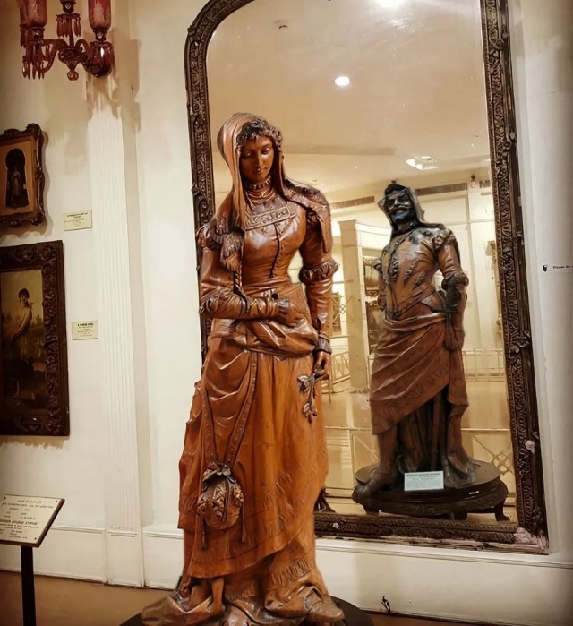 Двуликая статуя Мефистофеля и Маргариты. Музей Салар Джанг. Индия. 