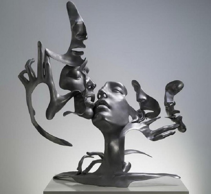 Сюрреализм в стальных скульптурах. Авторы: Лю Чжан, Куанг Чжун и Тан Тяньвэй.