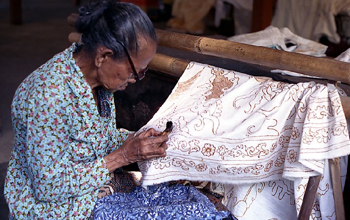 Знаменитый индонезийский батик. Творческий процесс.