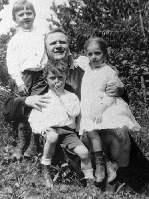 Федор Шаляпин с детьми. 1918 год.
