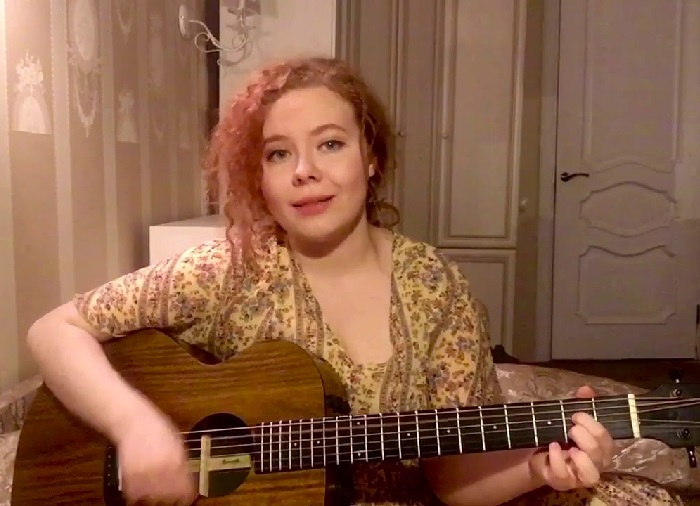 Анастасия Добрынина  исполняет под гитару песни собственного сочинения.