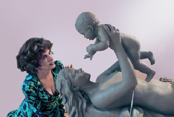 Джина Лоллобриджида  и ее скульптура. ¦ Фото: livejournal.com