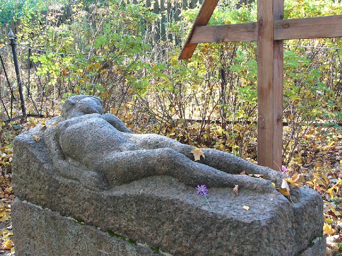 Памятник на могиле В. Э. Борисова-Мусатова