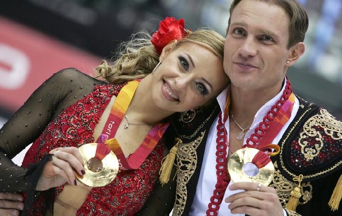 Роман Костомаров и Татьяна Навка после победы на Олимпийских играх 2006 года в Турине. Фото: Reuters