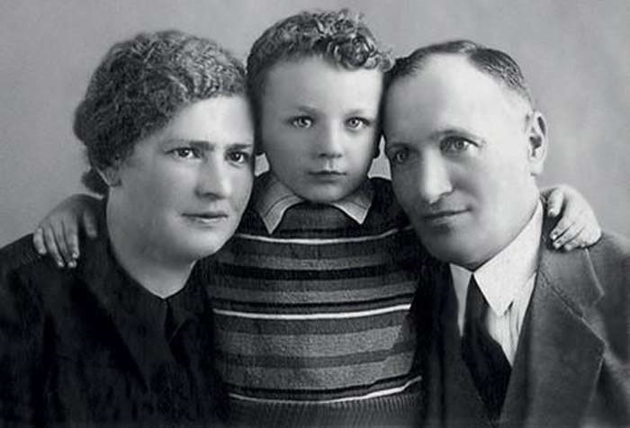 Миша Жванецкий с родителями.