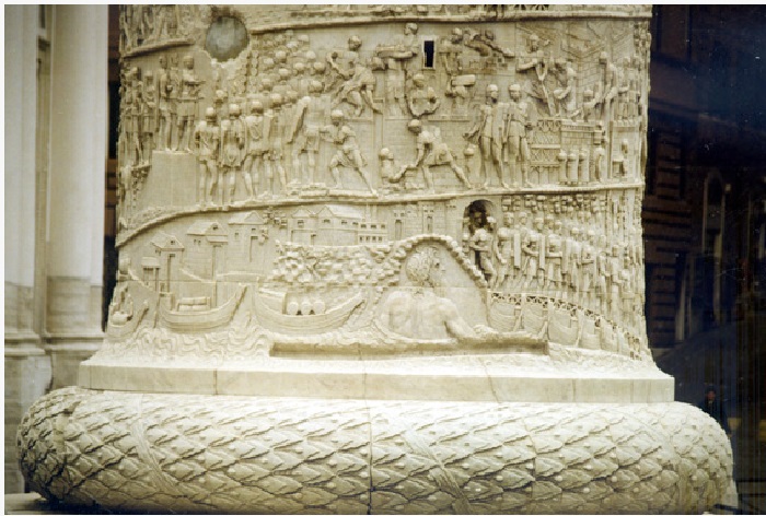  Колонна Траяна в Риме. Фрагмент рельефа. Бог Дунай наблюдает за переправой римских войск.