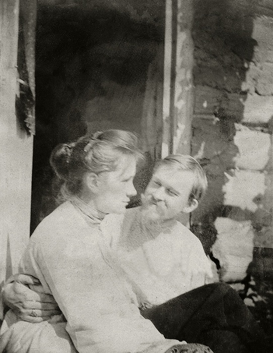 На крыльце в «камере» на солнышке. Усадьба Павловское. ( август 1903 год). Неизвестный автор.