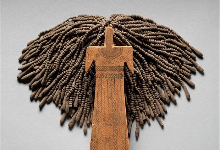 Древнеегипетская обрядовая кукла (около 2100—1700 годы до нашей эры). Глина, дерево, льняная нить. 
