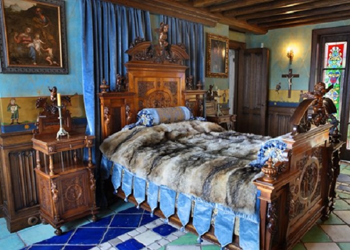 Квартира Никаса Сафронова: кровать королевы Франции Марии-Антуанетты, которая спала на ней в юные годы.