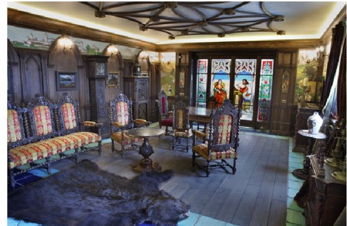 Квартира Никаса Сафронова: резная мебель,приобретенная в разные годы на аукционах Европы.