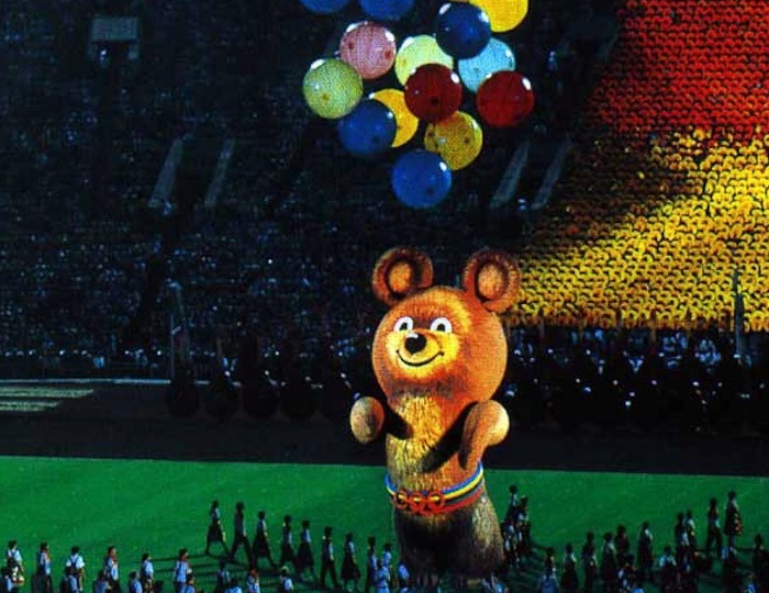  Резиновый 8-ми метровый медвежонок Миша на стадионе Олимпийского в Лужниках.