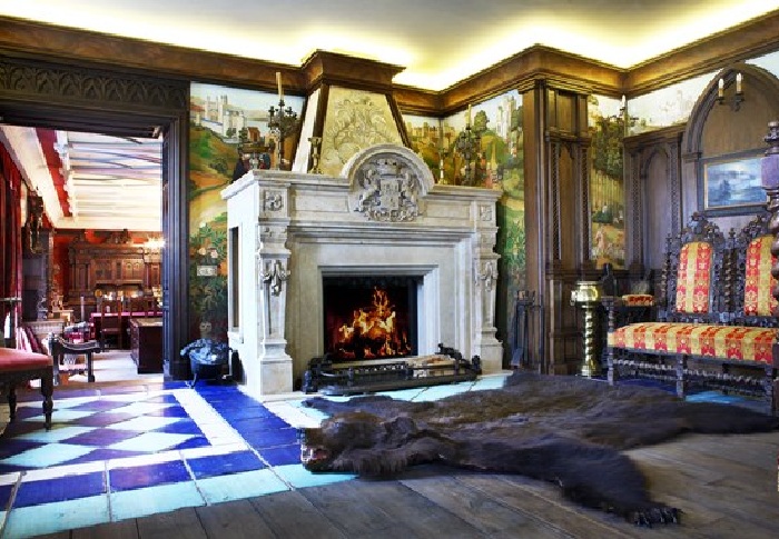Квартира Никаса Сафронова: комната с камином ( Франция-XVI век).