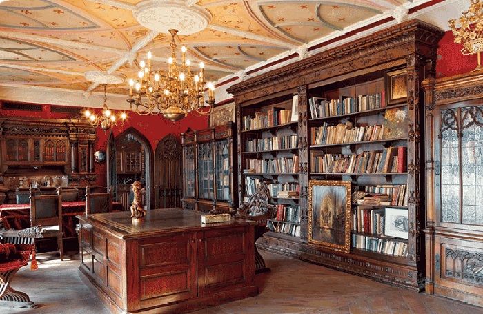 Квартира Никаса Сафронова: библиотека - самая большая комната в доме.