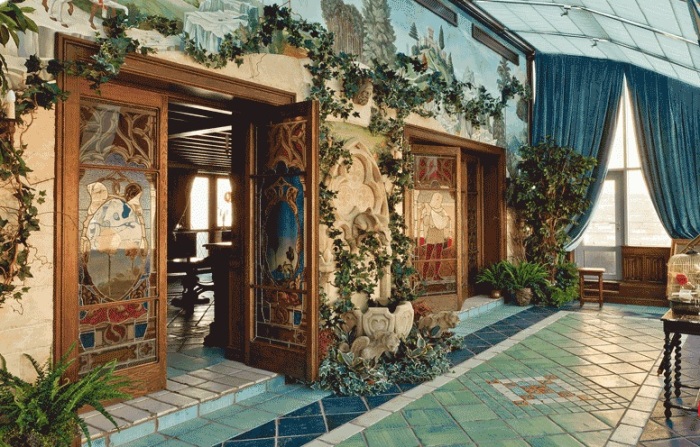 Квартира Никаса Сафронова: стеклянные витражные двери в зимний сад.