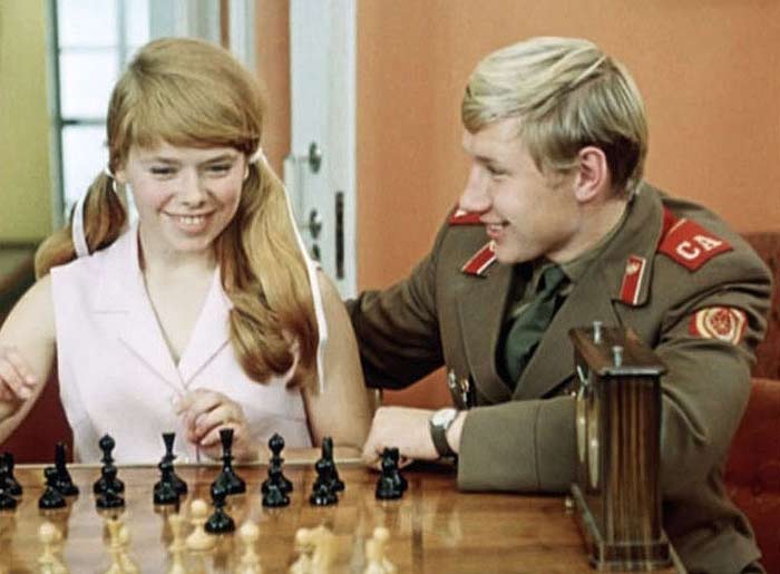 Кадр из комедии «Семь невест ефрейтора Збруева». (1970).