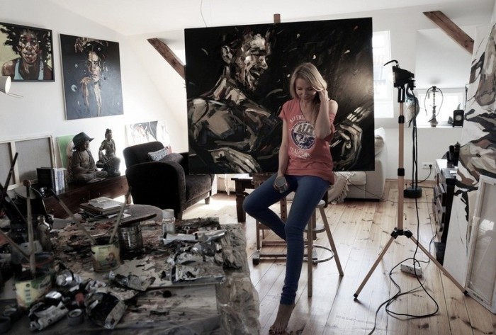 Anna Bocek в персональной студии.
