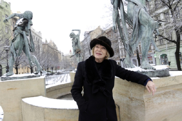  Скульптор Анна Хроми возле фонтана «Чешские музыканты». ¦ Фото: livejournal.com.