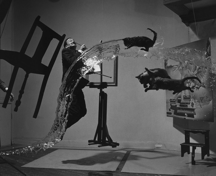 «Атомный Дали» («Dali Atomicus»). 1948 год.  Фотограф: Филипп Халсман. | Фото: mymodernmet.com.