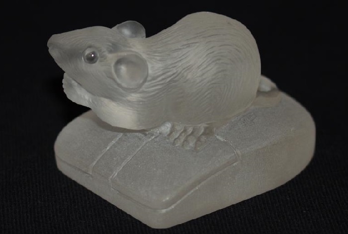 Мышка на компьютерной мышке. Материал: кварц (горный хрусталь). Автор: Емельяненко Дмитрий.