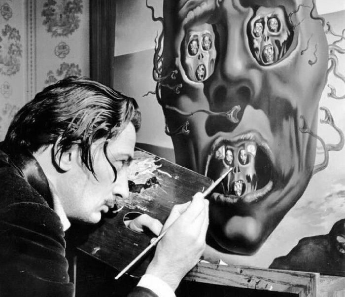 Сальвадор Дали за созданием картины «Лицо войны» (1940 год).