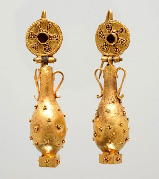 Серьги с подвесками в виде амфор (Золото, гранат, VI в. до н.э.)