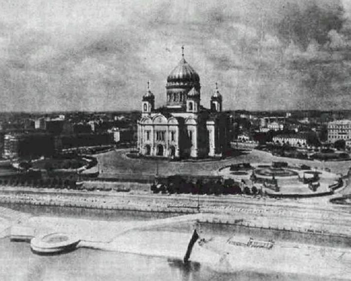 Храм Христа Спасителя в свое последнее лето 1931 года. Снимок сделан с крыши Дома на набережной.