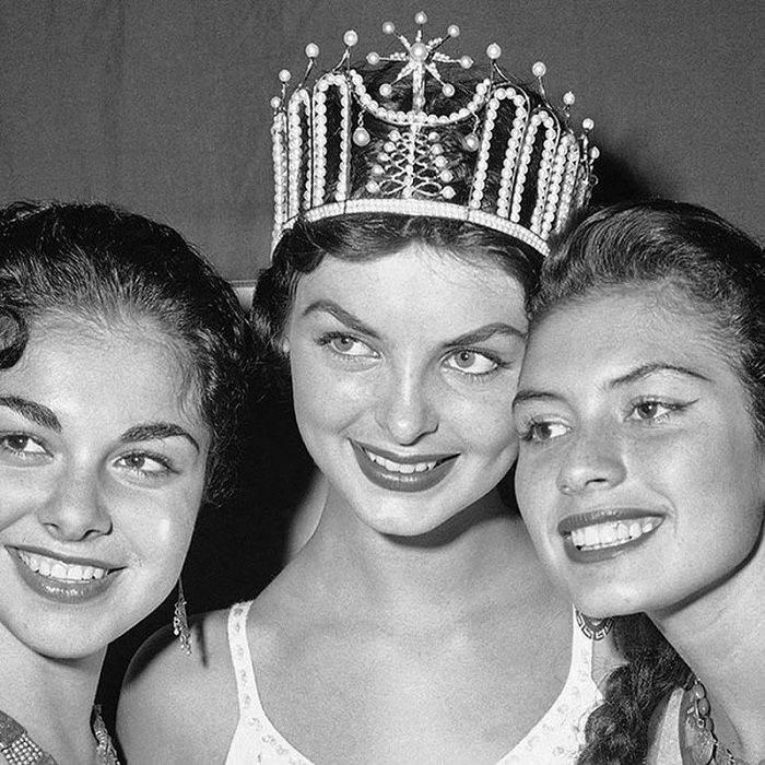 Гладис Сендер, Перу. «Мисс Вселенная — 1957». 19 лет, 170 см