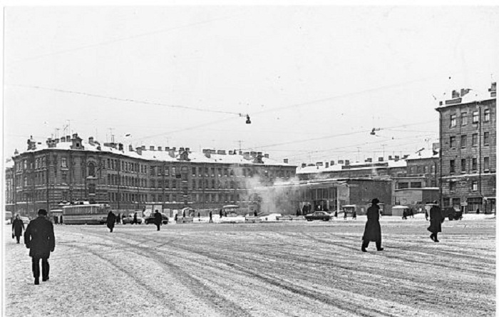 Площадь Мира после открытия одноимённой станции, 1965