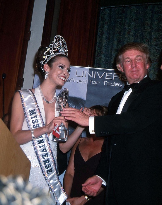 «Мисс Вселенная 2001»: Дениз Киньонес, Пуэрто-Рико, рост 178 см Награду вручает владелец конкурса Дональд Трамп