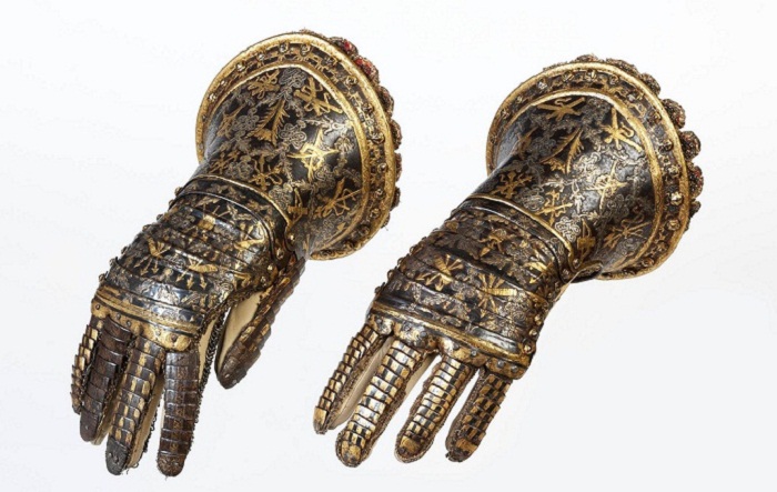 Великолепный образец древнего дамасского искусства: Стальные перчатки XVII века