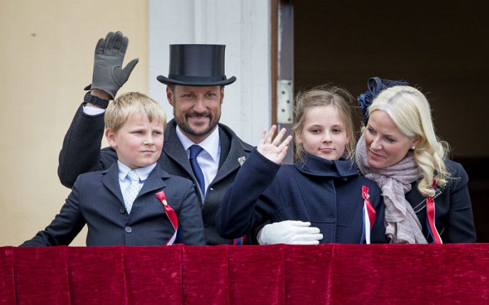 Наследный принц Норвегии Хокон с супругой Метте-Марит и двумя детьми - принцессой Ингрид Александрой и принцем Сверре Магнусом Фото: legion-media.ru