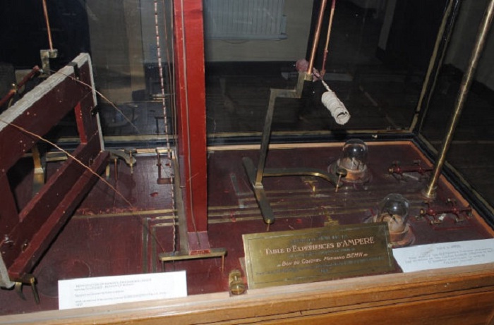 Фрагмент стола, который Ампер смастерил для проведения экспериментов