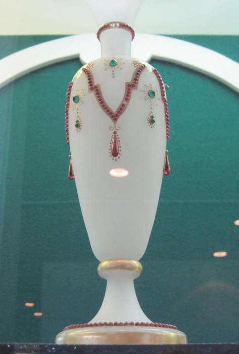 Ваза с цветными каплями — имитация драгоценных камней, 1860-80 гг.
