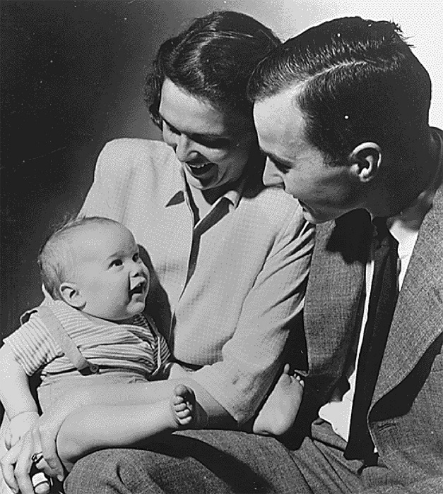 Джордж Буш и Барбара со своим первенцем 1947 год