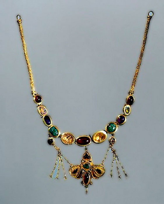 Ожерелье с подвеской в виде бабочки (Золото, чеканка, гравировка, филигрань, II-I в. в. до н. э.)