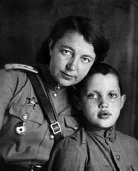 Роберт с матерью, военным врачом. 1944 год